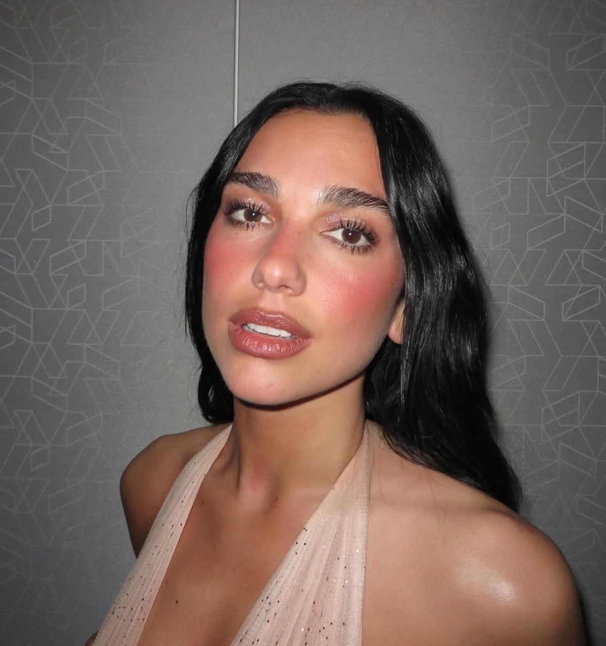 Guava Girl: тренд на макияж цвета тропического фрукта — носим как Селена Гомес, Эль Фаннинг и Фиби Дайневор (фото 14)