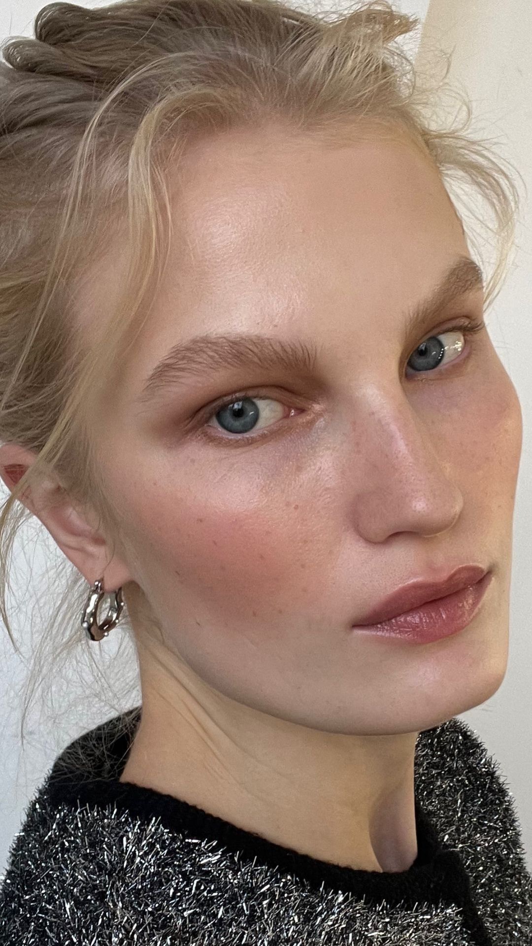 Scandinavian Girl: тренд на «северный» макияж — носим как Эльза Хоск, Матильда Джерф и Эмили Синдлев (фото 16)