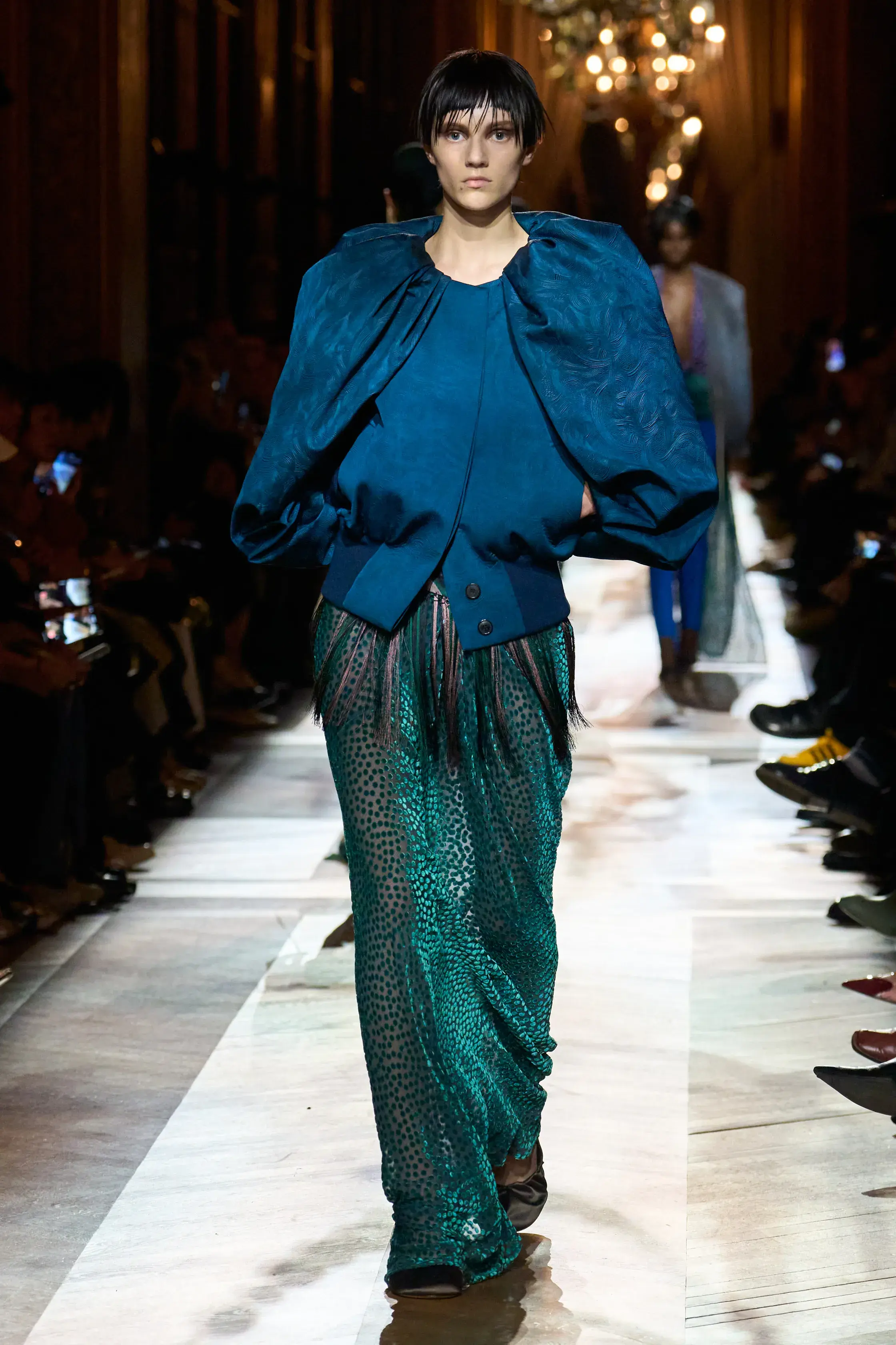 Кобальтовый, революционный красный и пастель — палитра сезона осень-зима 2025 (фото 26)