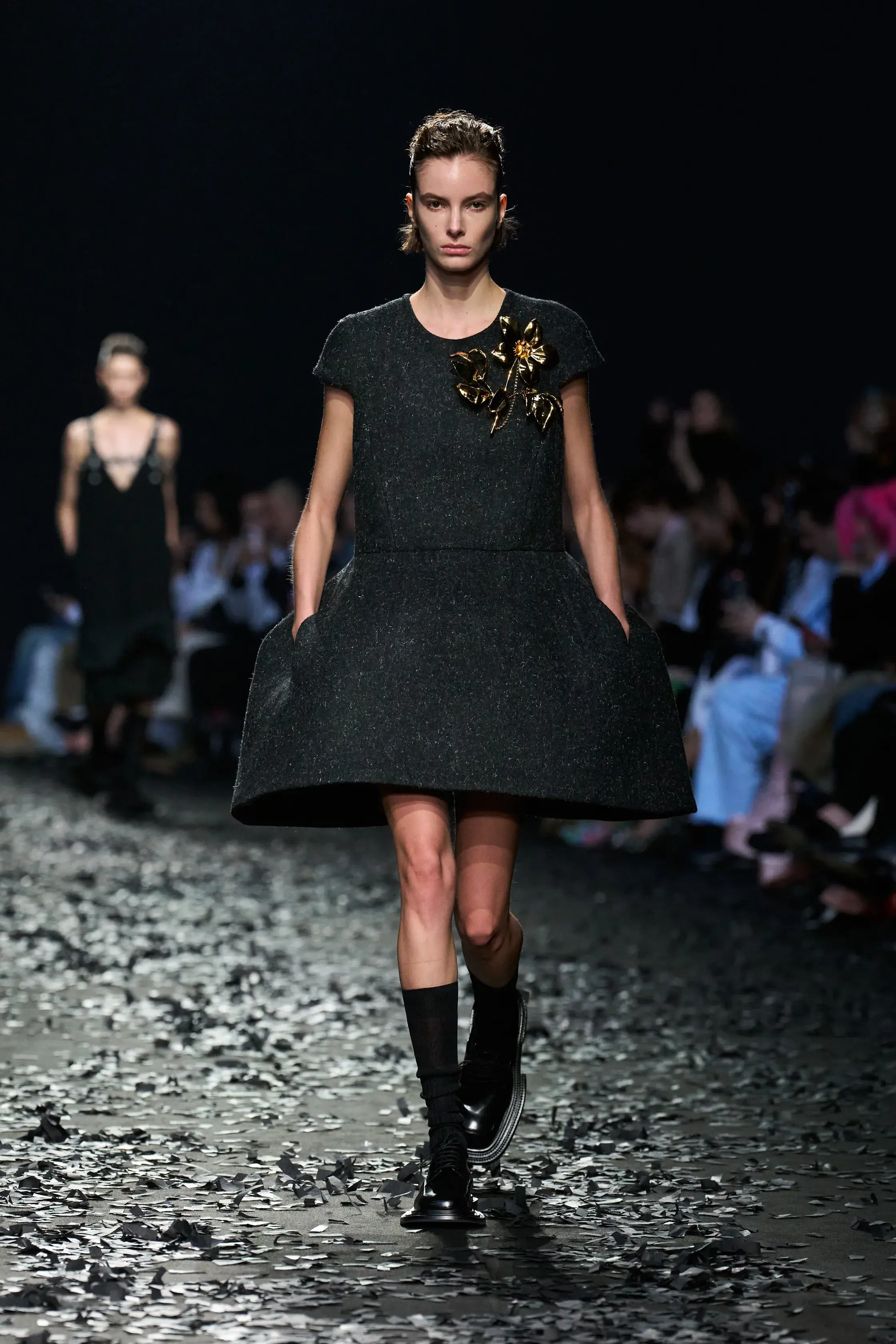 Кобальтовый, революционный красный и пастель — палитра сезона осень-зима 2025 (фото 16)