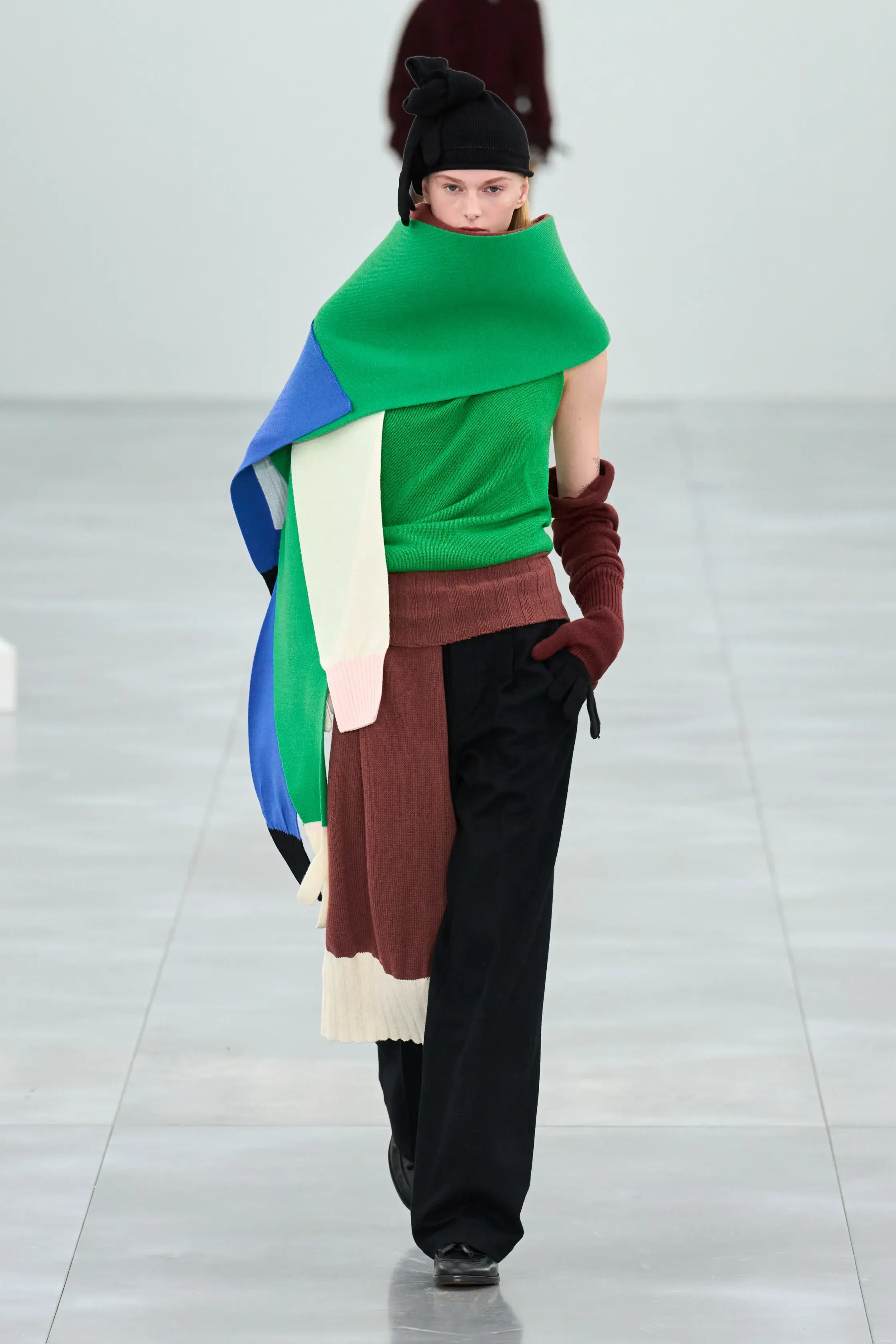 Кобальтовый, революционный красный и пастель — палитра сезона осень-зима 2025 (фото 56)