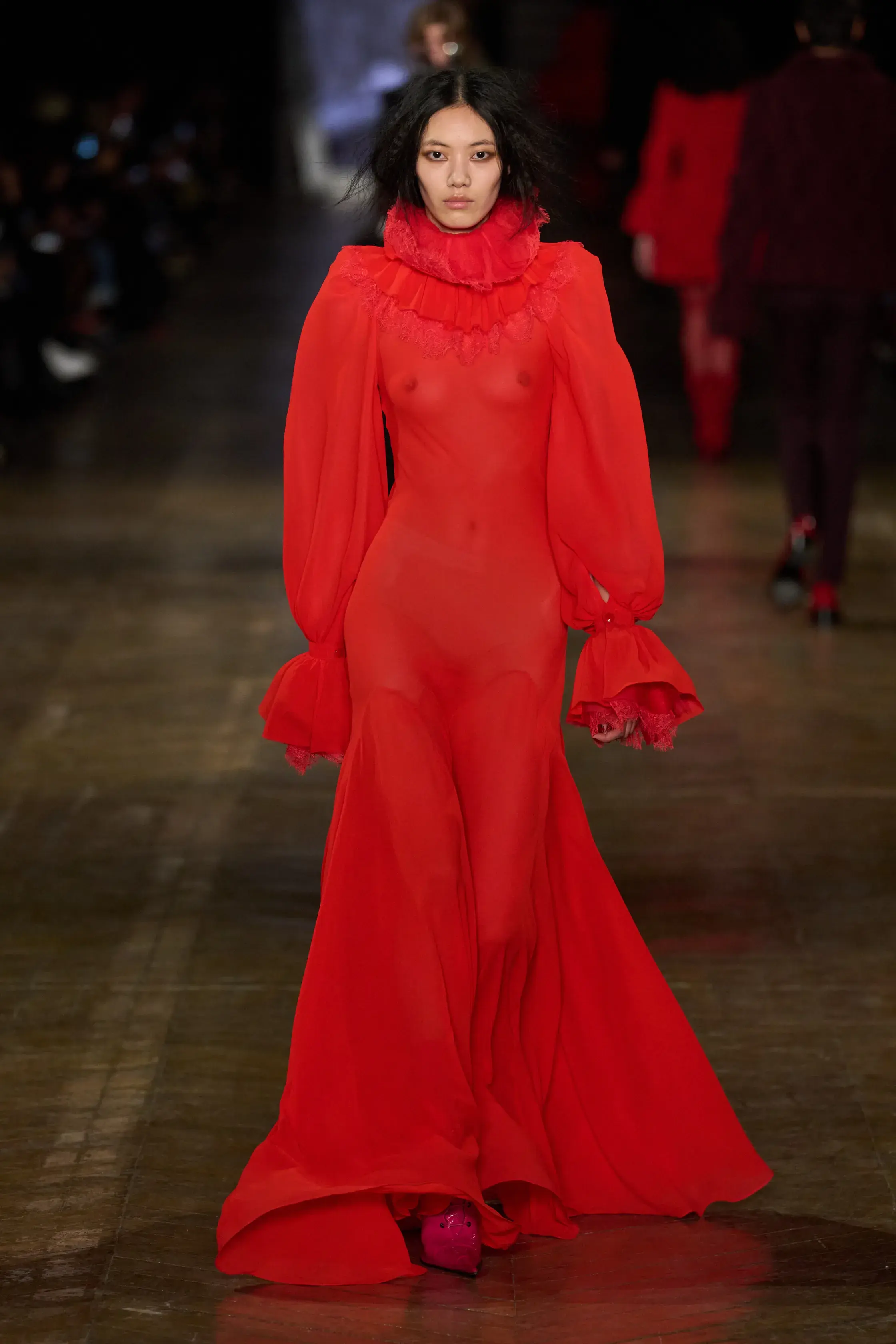 Кобальтовый, революционный красный и пастель — палитра сезона осень-зима 2025 (фото 7)