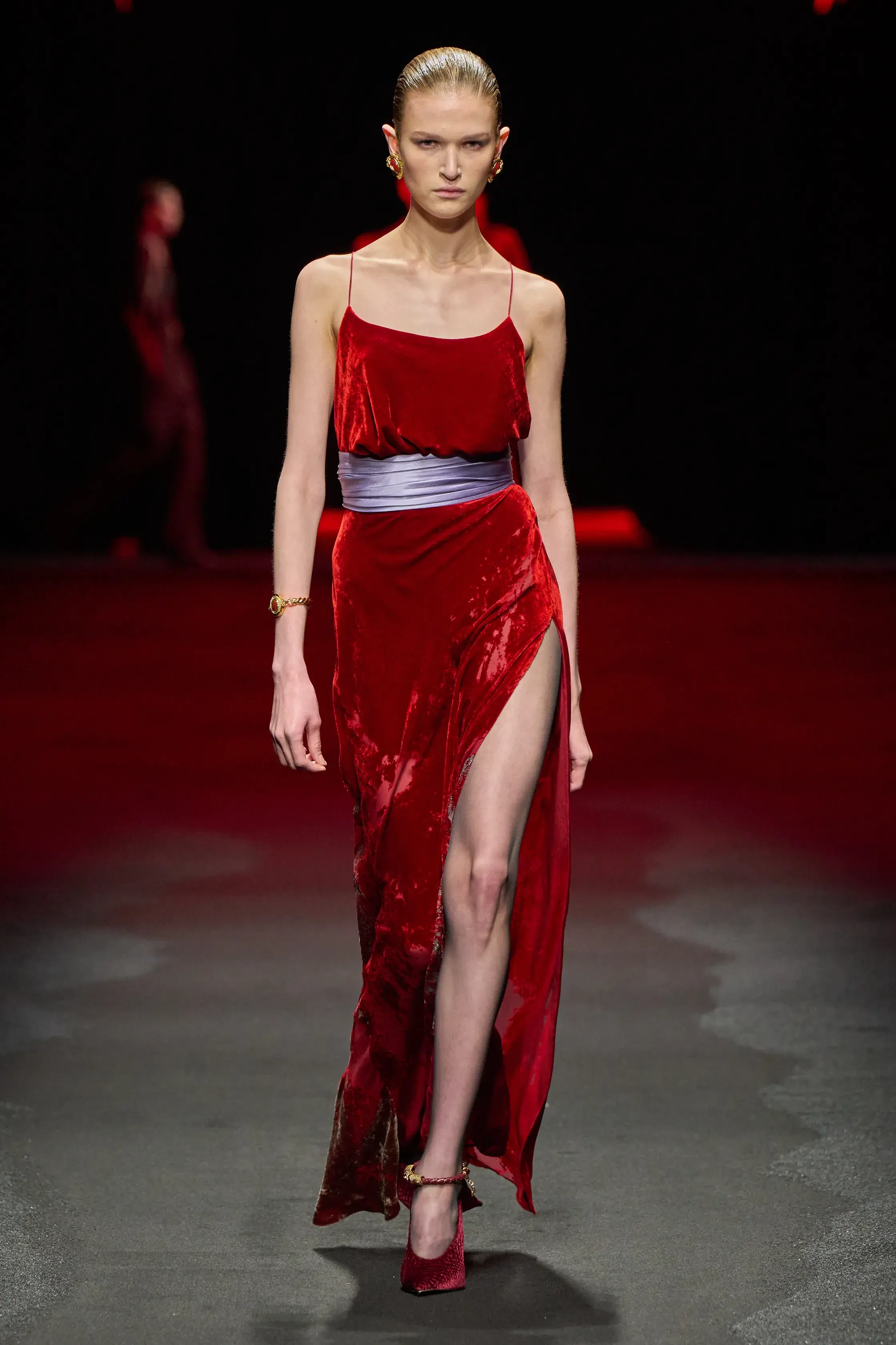 Кобальтовый, революционный красный и пастель — палитра сезона осень-зима 2025 (фото 5)