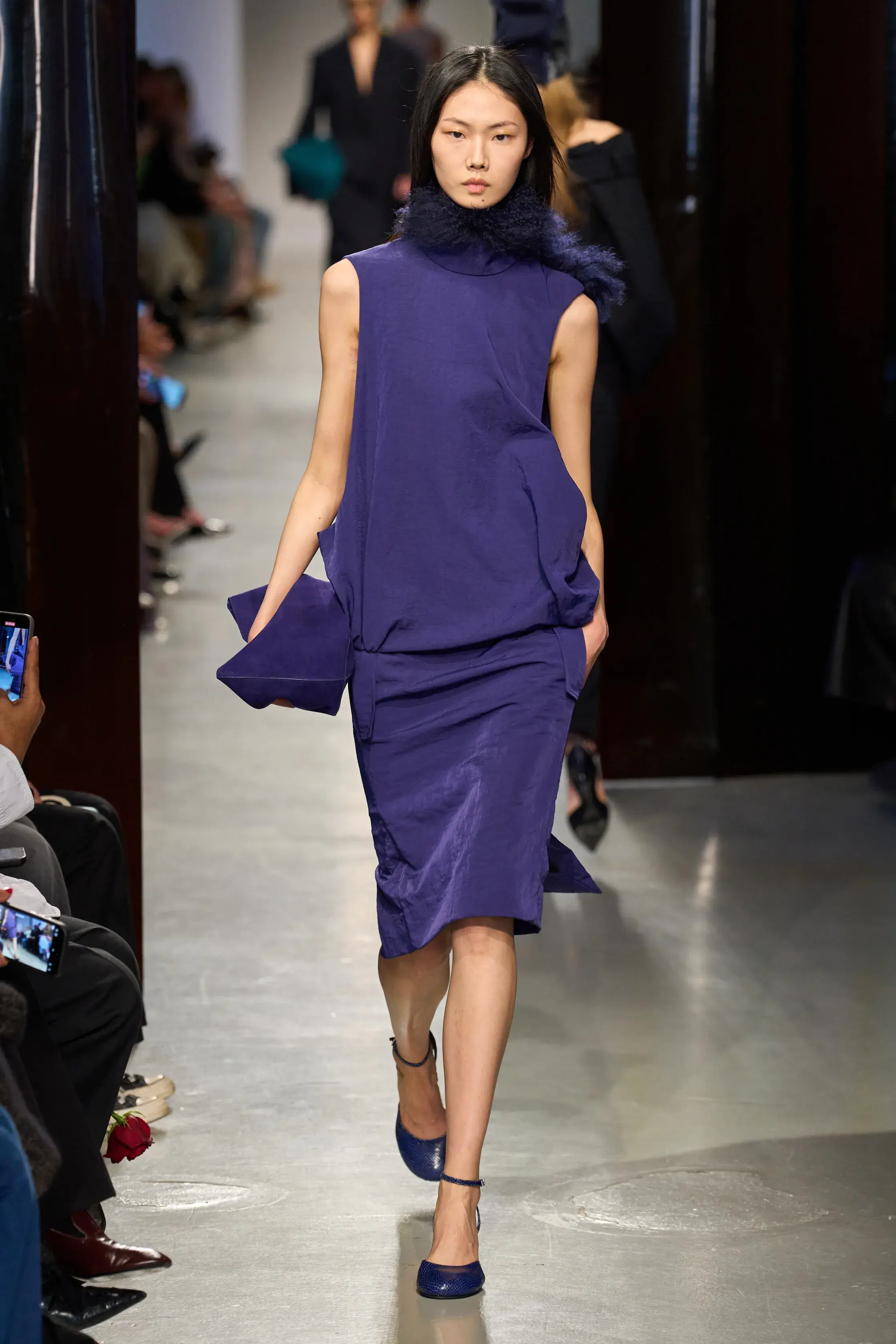 Кобальтовый, революционный красный и пастель — палитра сезона осень-зима 2025 (фото 33)