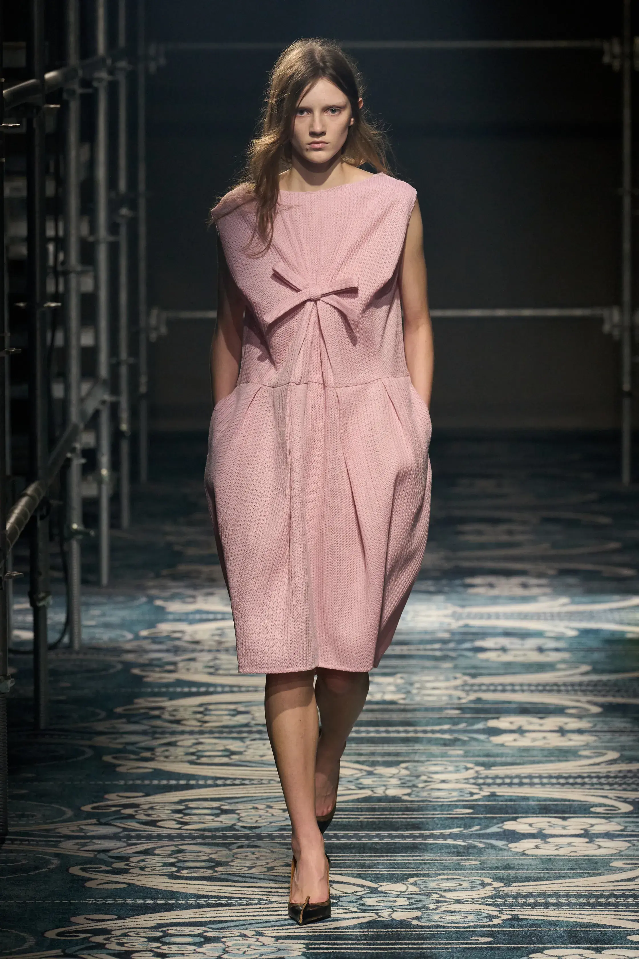 Кобальтовый, революционный красный и пастель — палитра сезона осень-зима 2025 (фото 32)