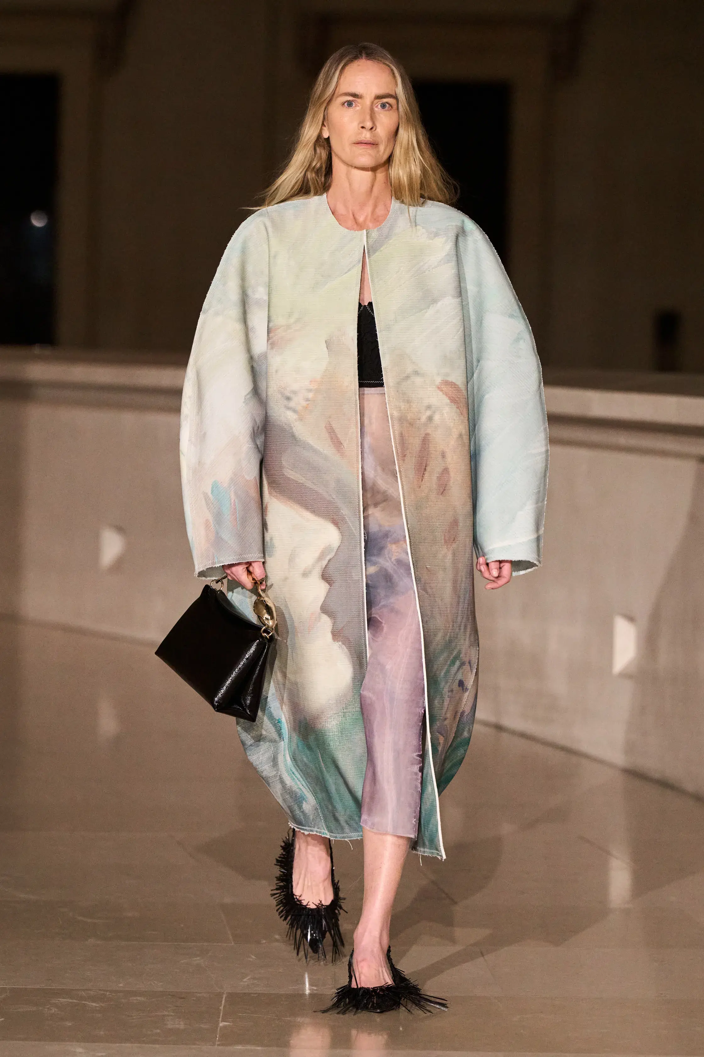 Кобальтовый, революционный красный и пастель — палитра сезона осень-зима 2025 (фото 49)