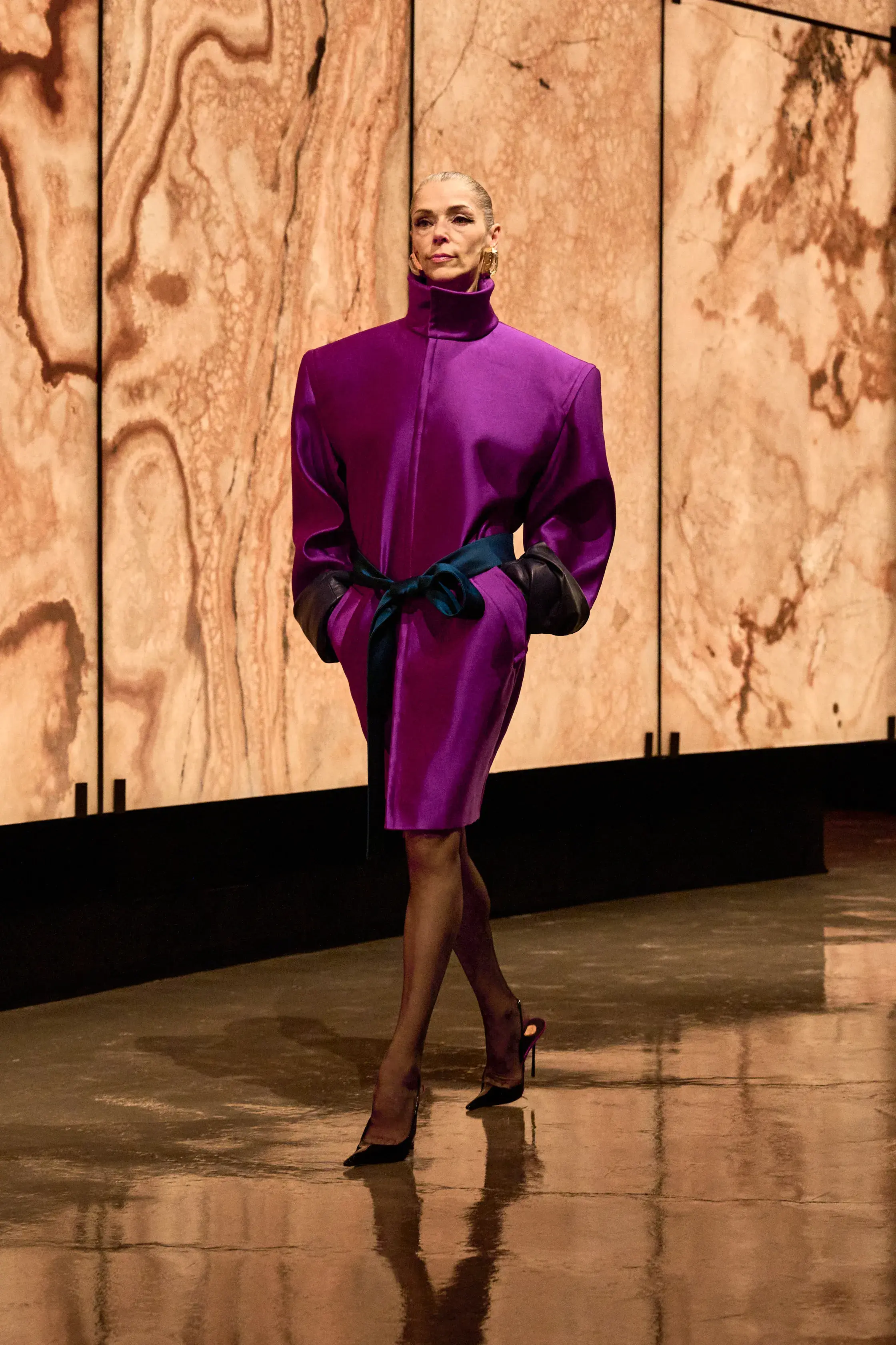 Кобальтовый, революционный красный и пастель — палитра сезона осень-зима 2025 (фото 35)