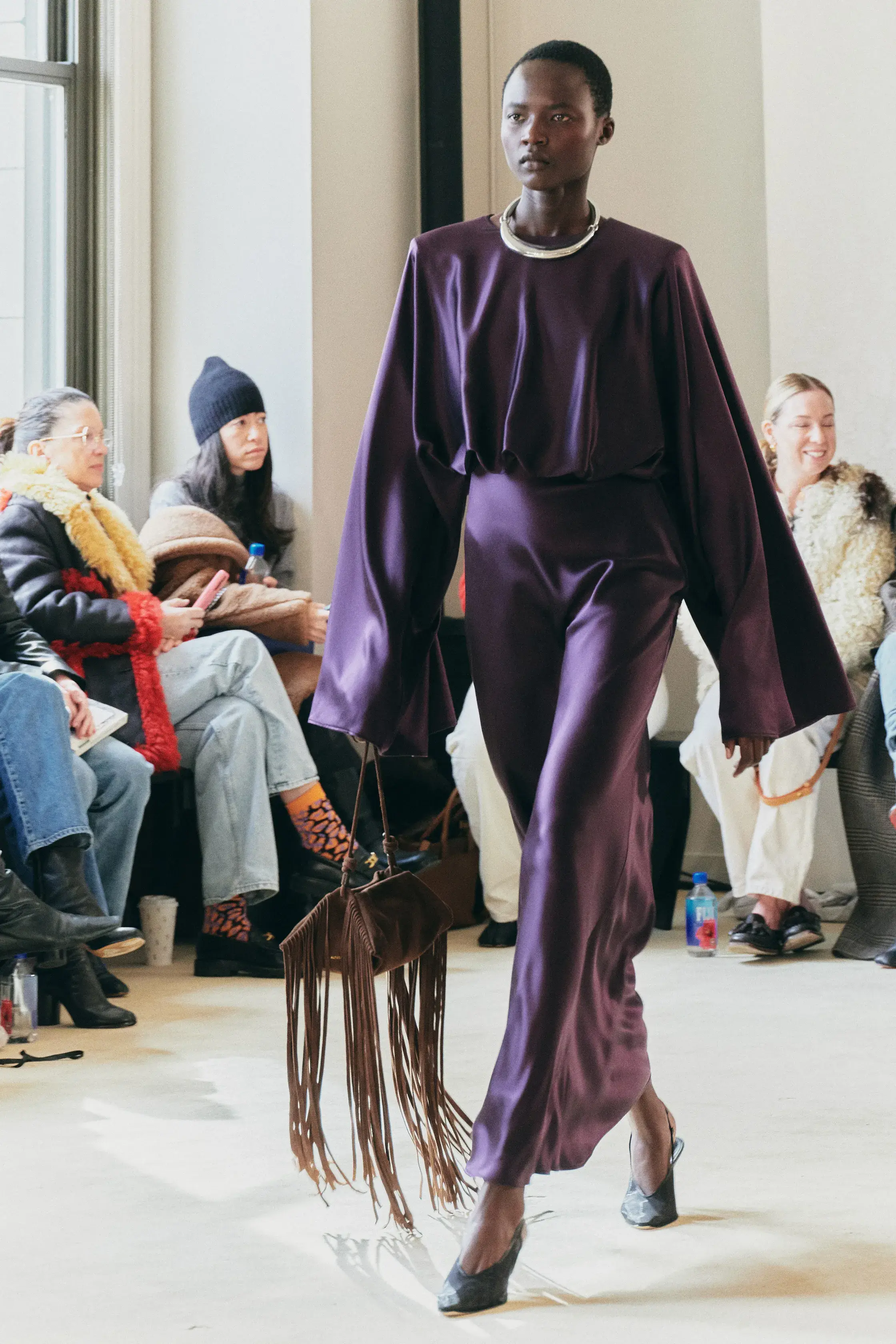 Кобальтовый, революционный красный и пастель — палитра сезона осень-зима 2025 (фото 29)