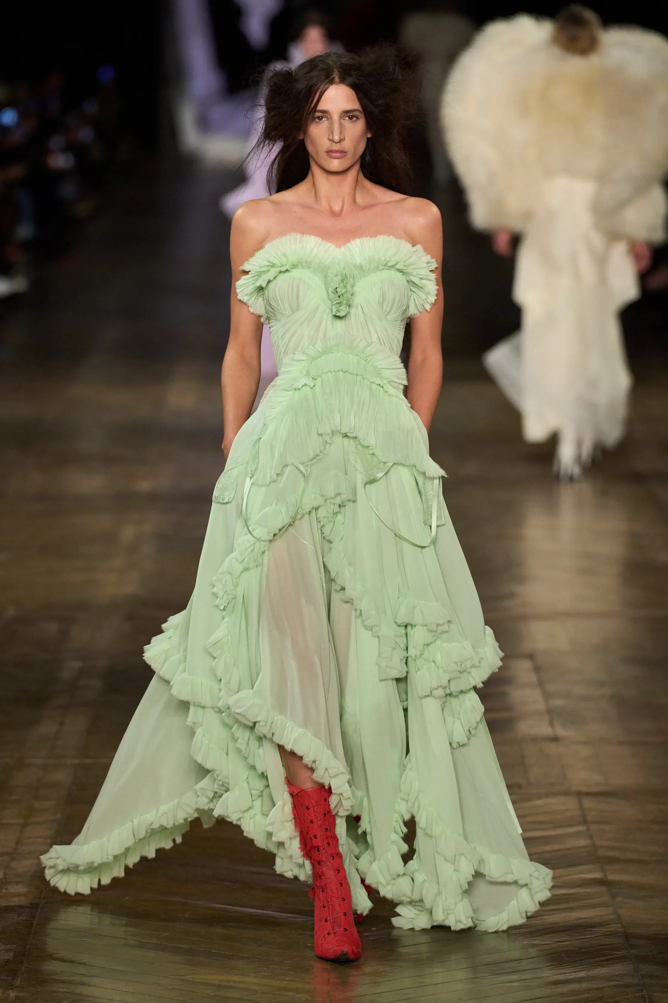 Кобальтовый, революционный красный и пастель — палитра сезона осень-зима 2025 (фото 52)