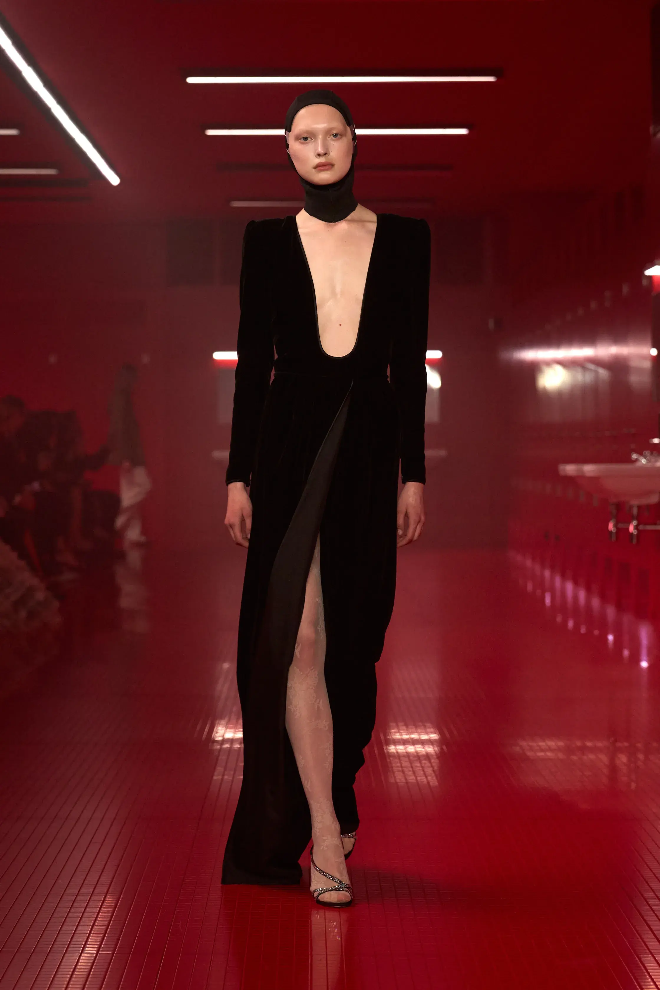 Кобальтовый, революционный красный и пастель — палитра сезона осень-зима 2025 (фото 18)