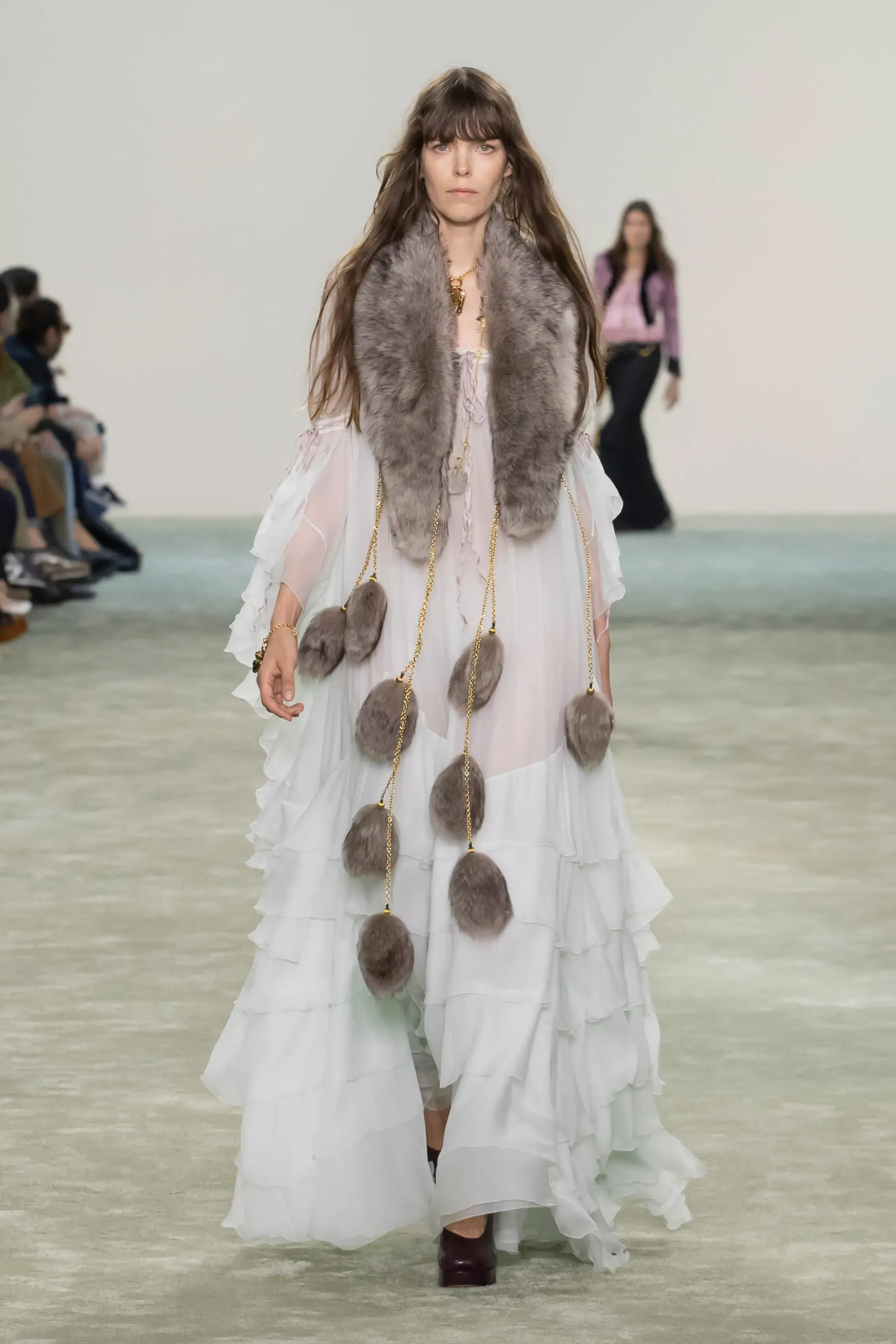 Кобальтовый, революционный красный и пастель — палитра сезона осень-зима 2025 (фото 48)