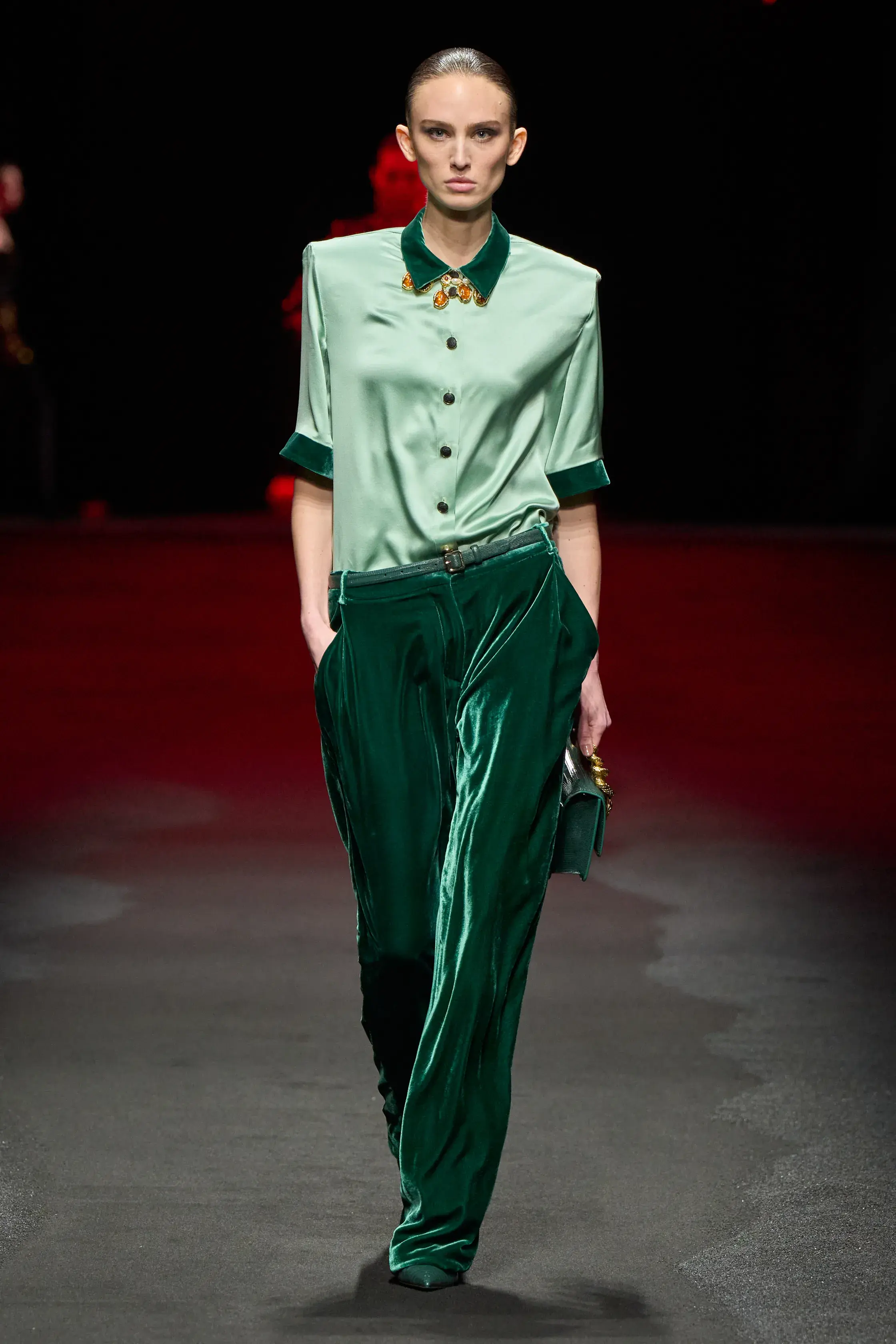 Кобальтовый, революционный красный и пастель — палитра сезона осень-зима 2025 (фото 42)