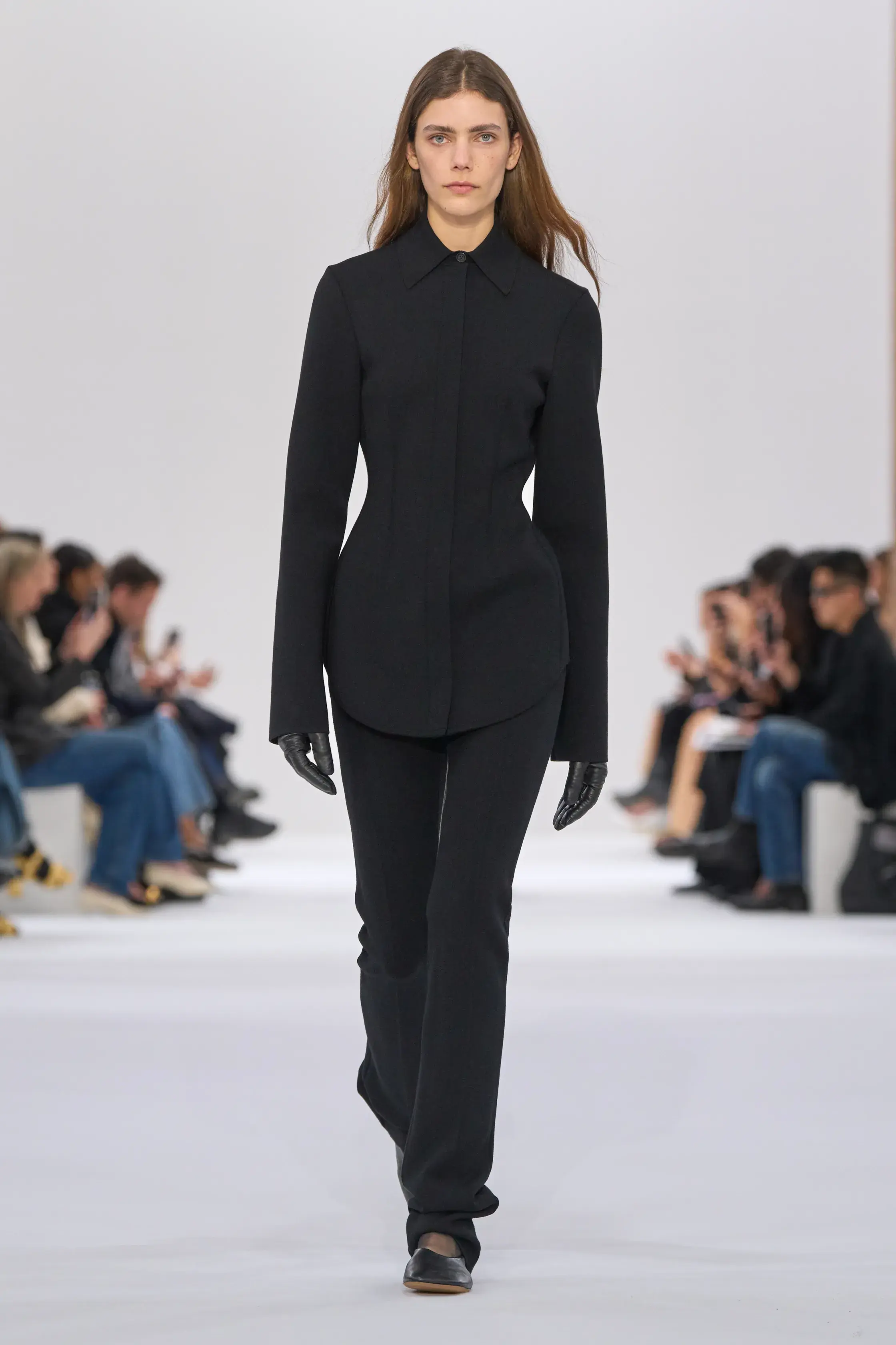 Кобальтовый, революционный красный и пастель — палитра сезона осень-зима 2025 (фото 20)