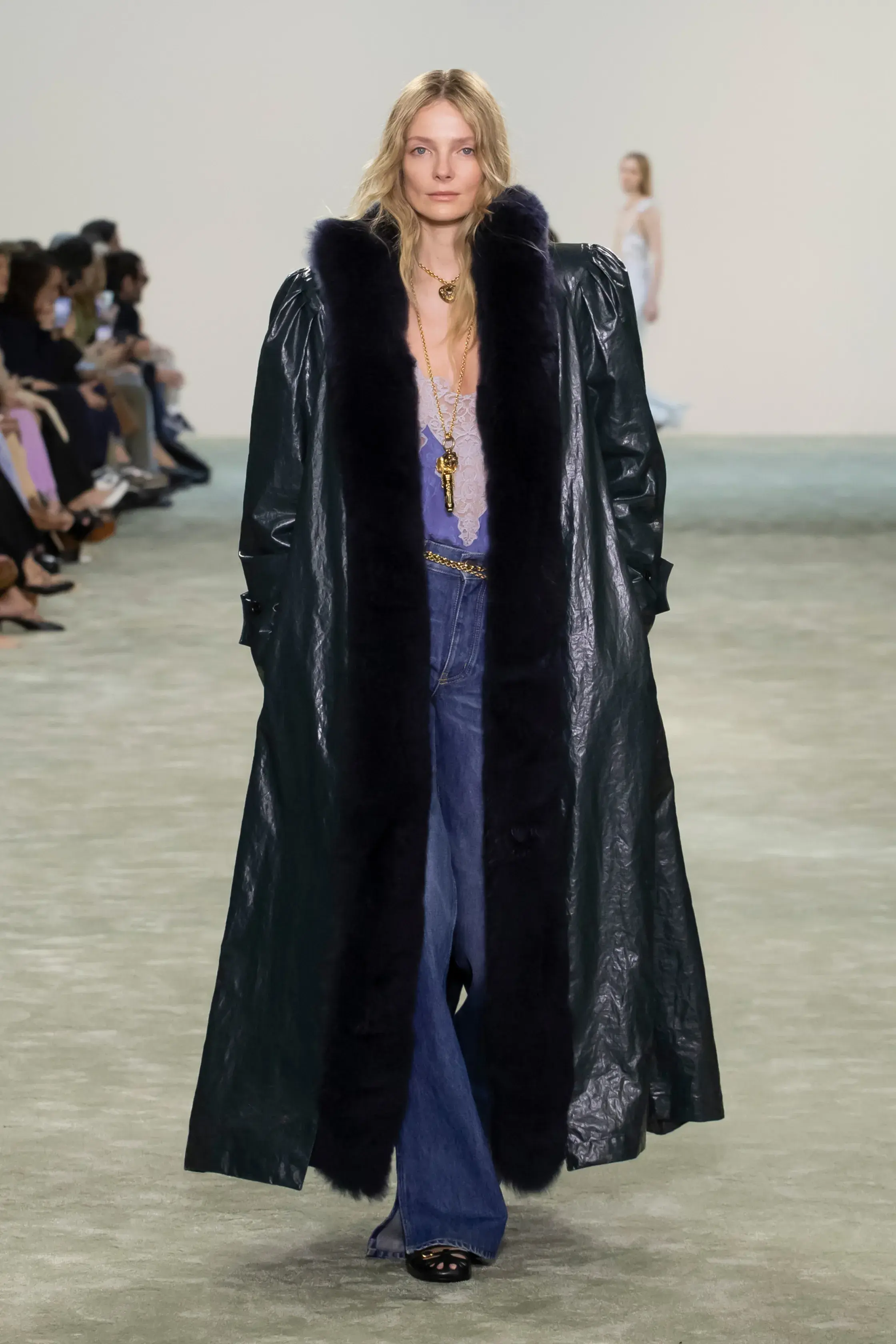 Кобальтовый, революционный красный и пастель — палитра сезона осень-зима 2025 (фото 28)