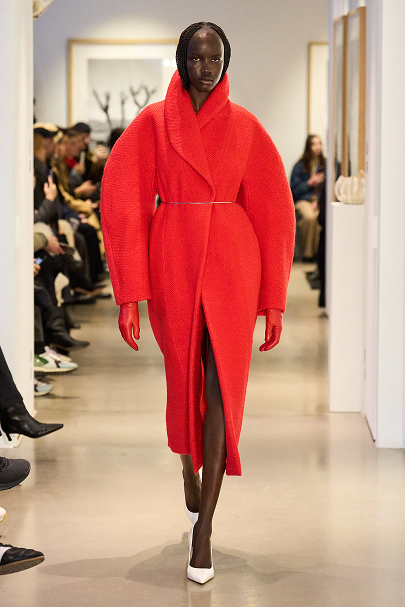 Кобальтовый, революционный красный и пастель — палитра сезона осень-зима 2025 (фото 1)