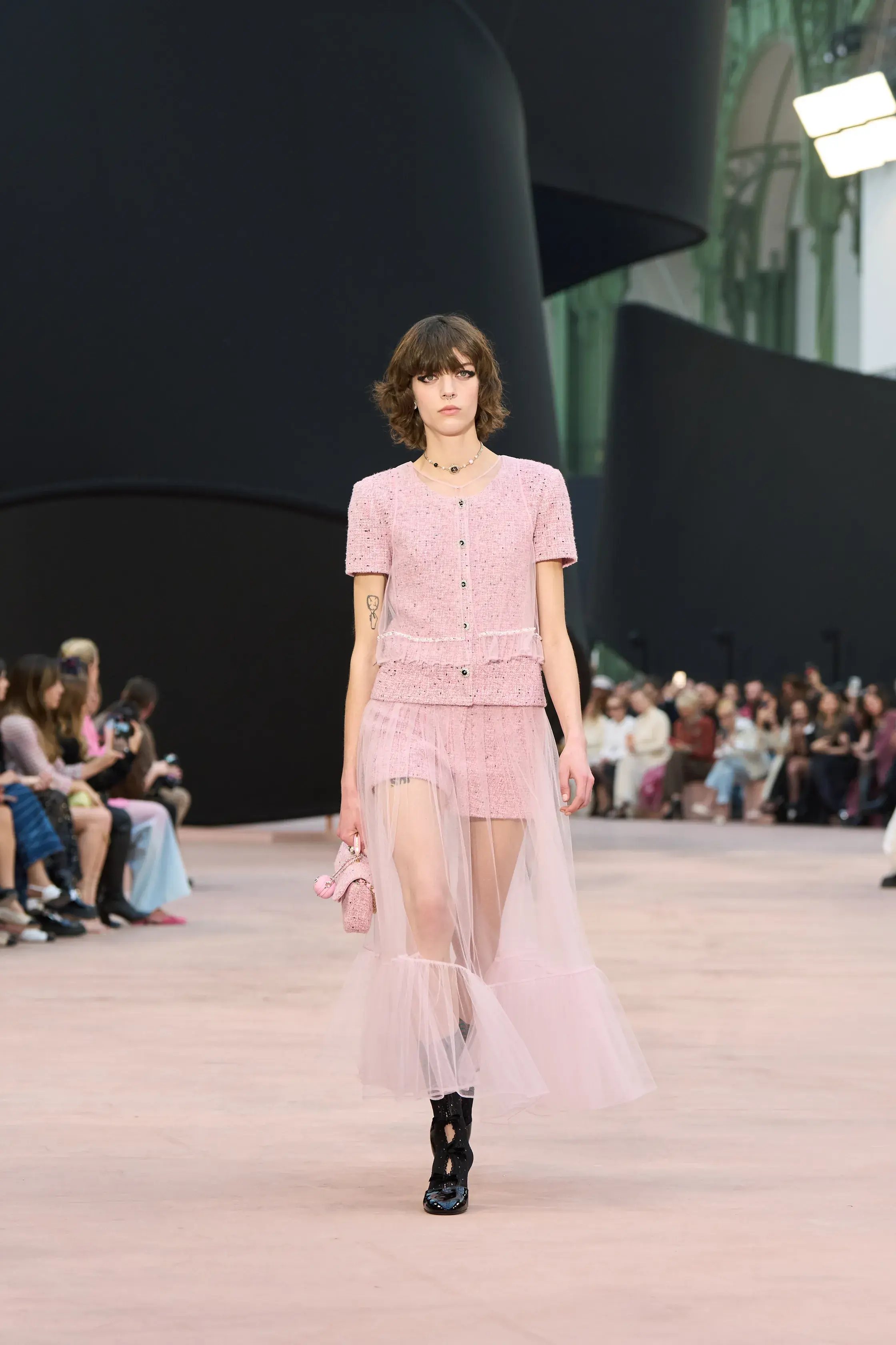 Кобальтовый, революционный красный и пастель — палитра сезона осень-зима 2025 (фото 36)