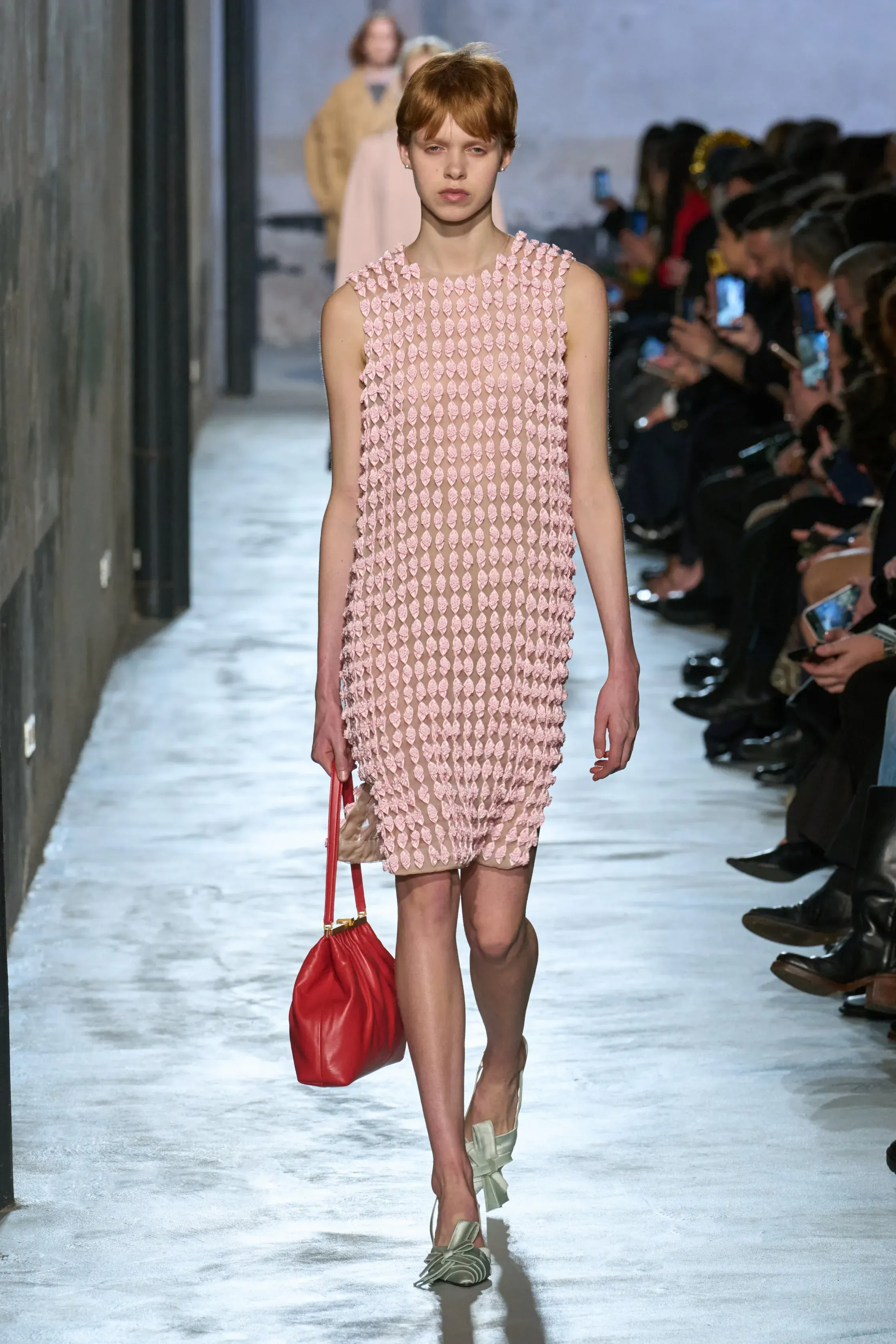 Кобальтовый, революционный красный и пастель — палитра сезона осень-зима 2025 (фото 37)