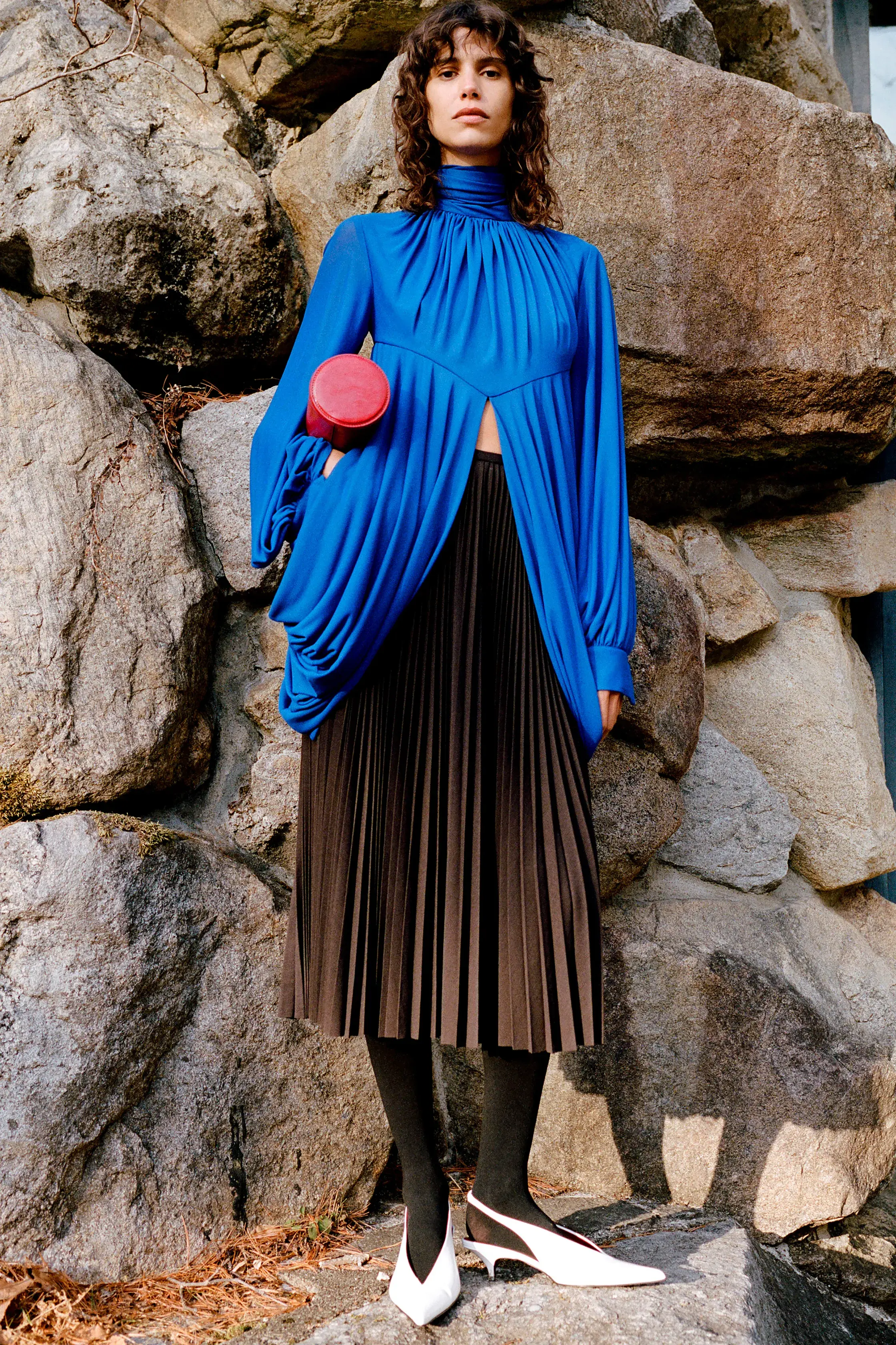 Кобальтовый, революционный красный и пастель — палитра сезона осень-зима 2025 (фото 25)