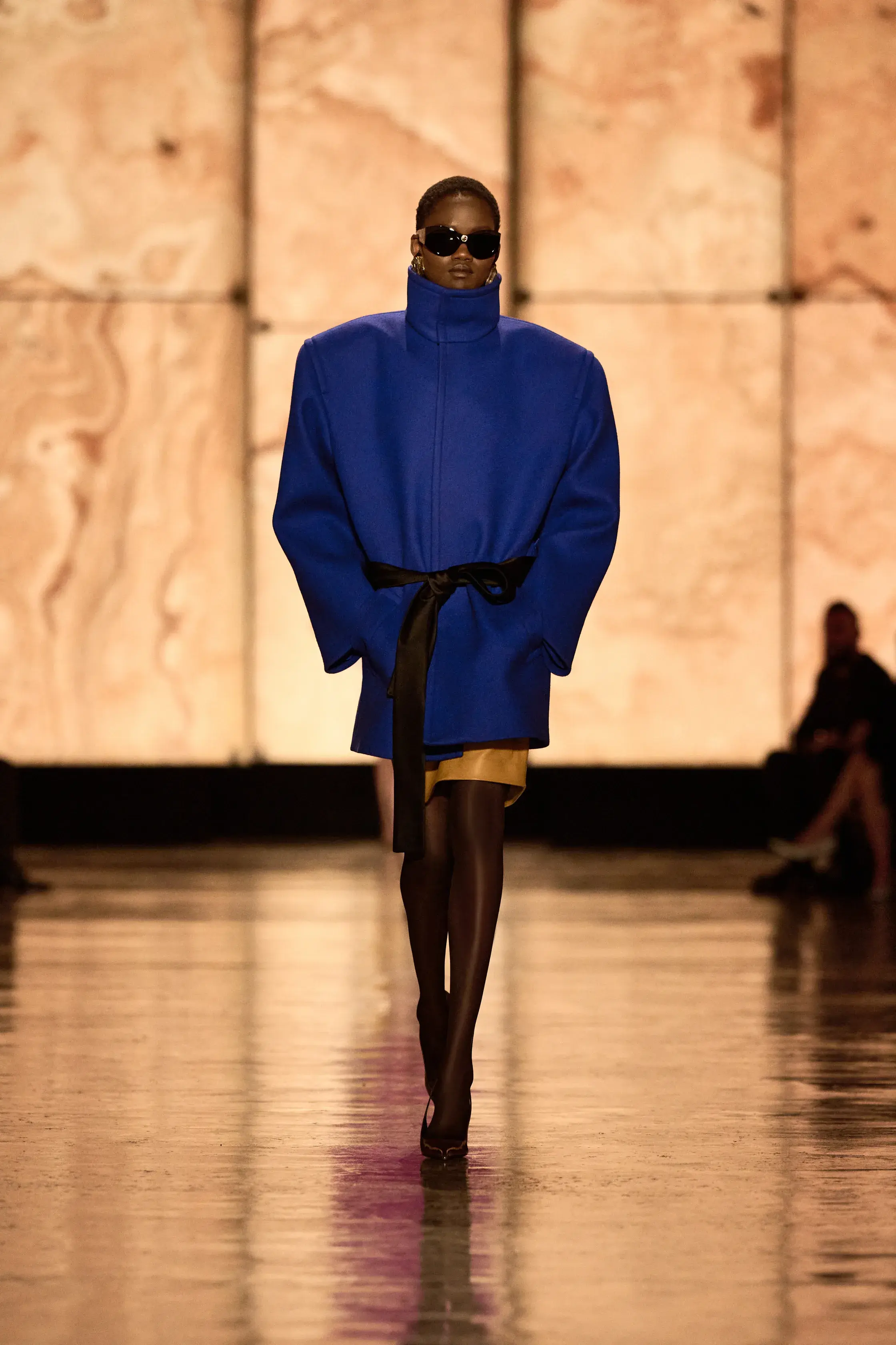 Кобальтовый, революционный красный и пастель — палитра сезона осень-зима 2025 (фото 24)