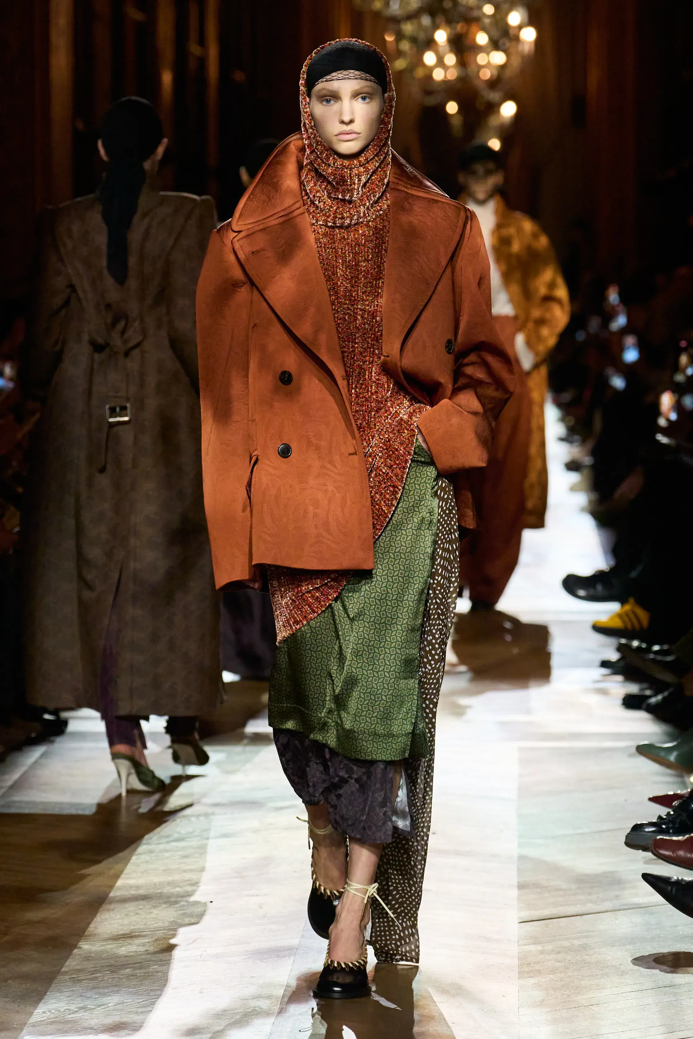 Кобальтовый, революционный красный и пастель — палитра сезона осень-зима 2025 (фото 54)