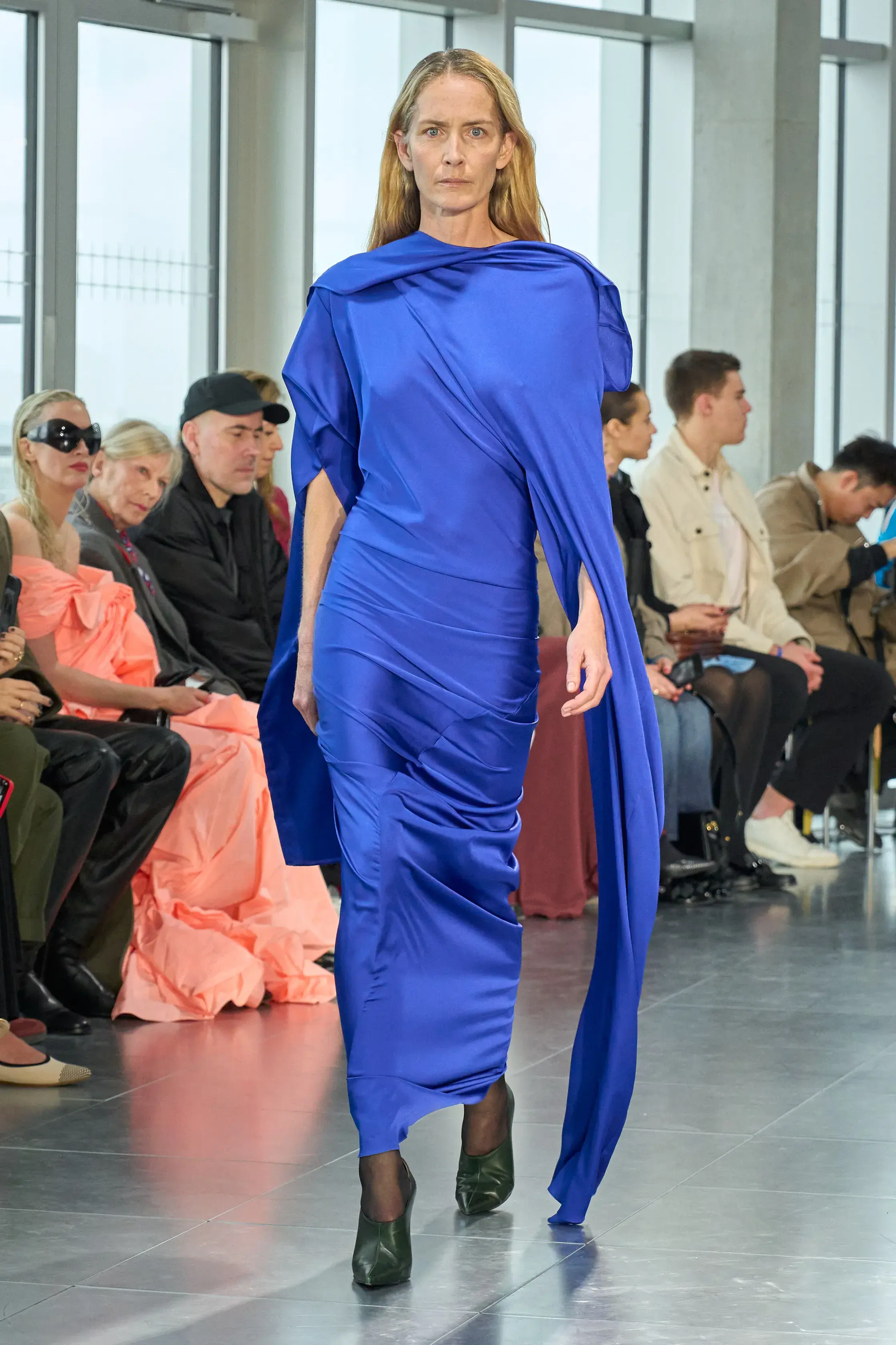 Кобальтовый, революционный красный и пастель — палитра сезона осень-зима 2025 (фото 22)