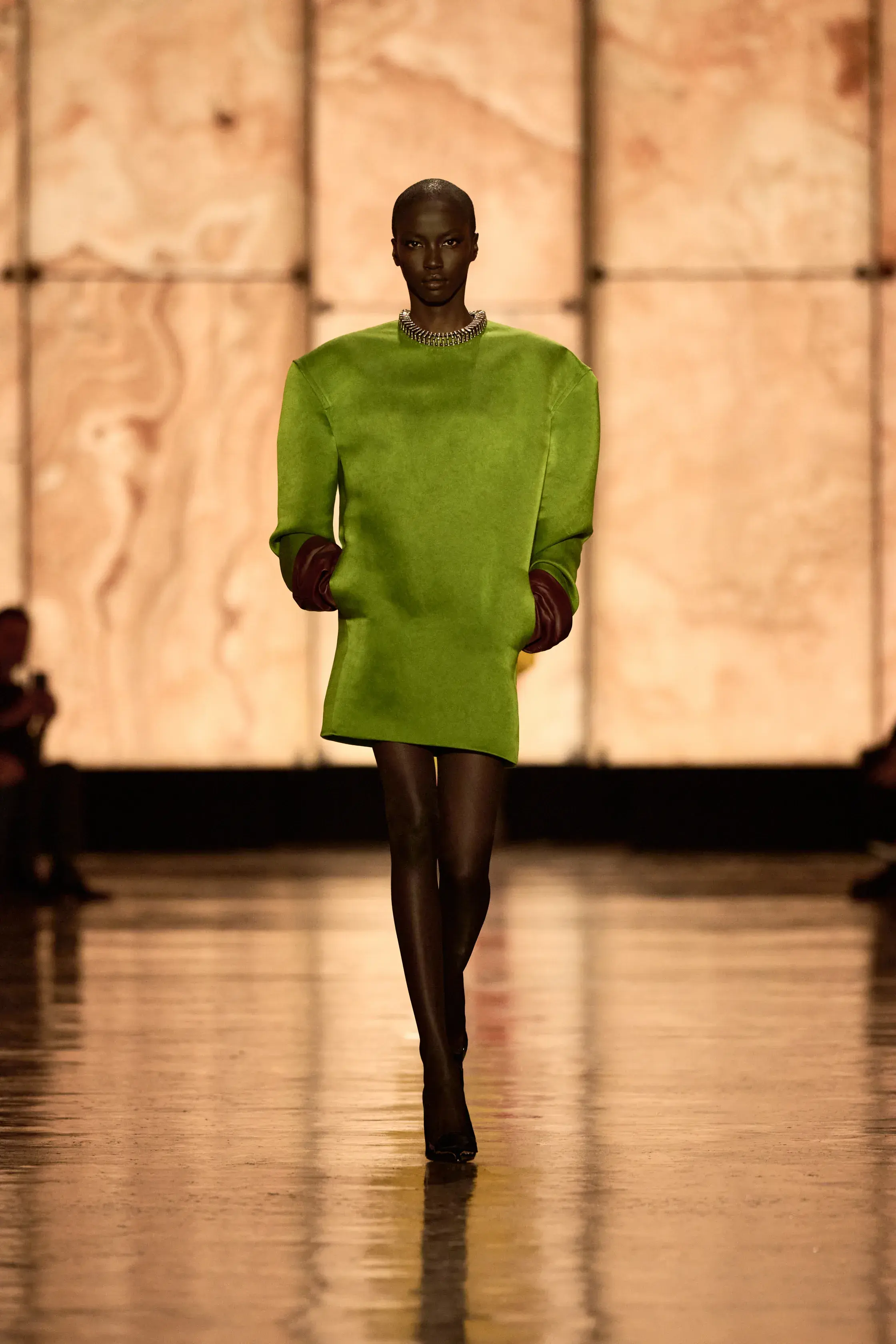 Кобальтовый, революционный красный и пастель — палитра сезона осень-зима 2025 (фото 40)