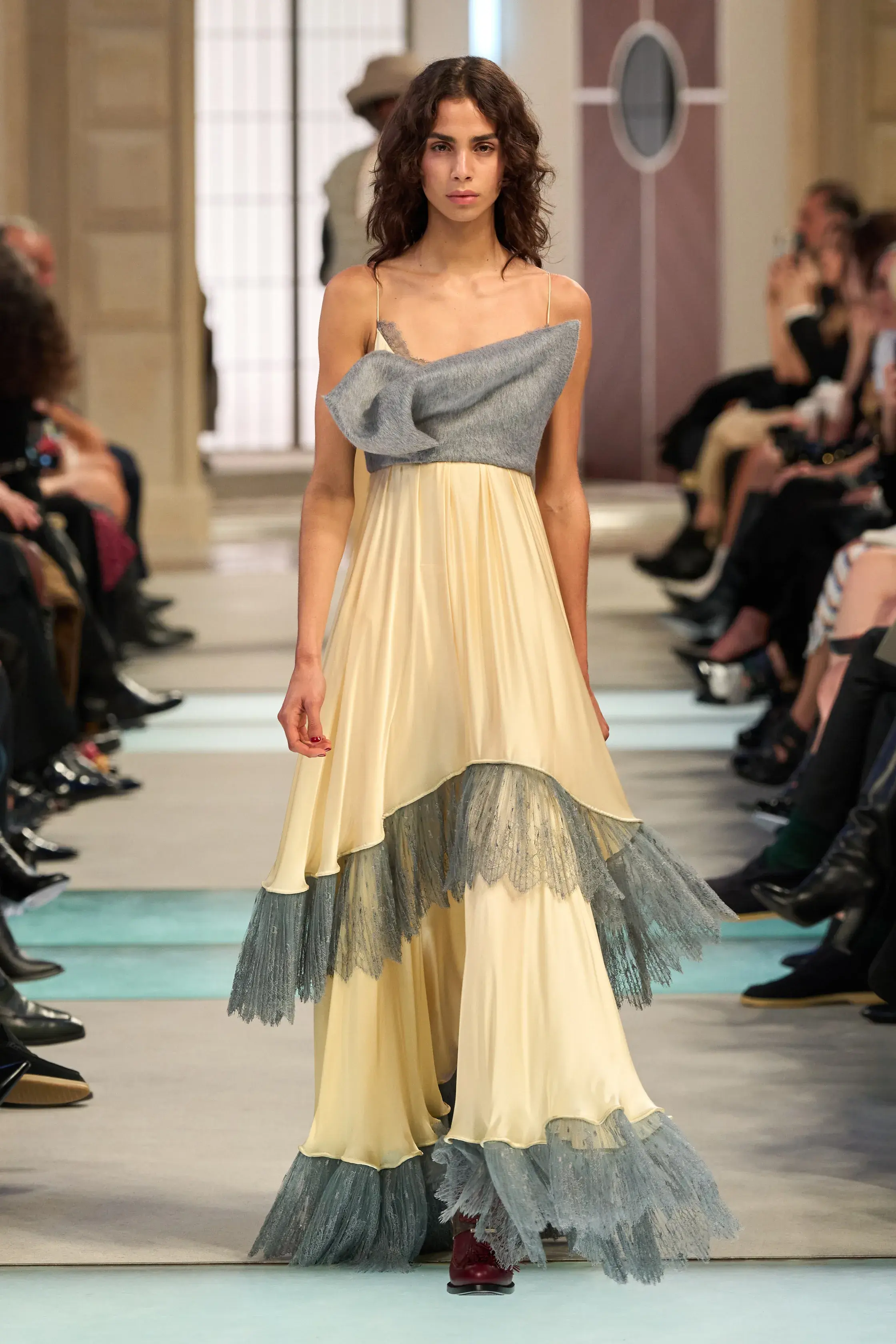 Кобальтовый, революционный красный и пастель — палитра сезона осень-зима 2025 (фото 50)