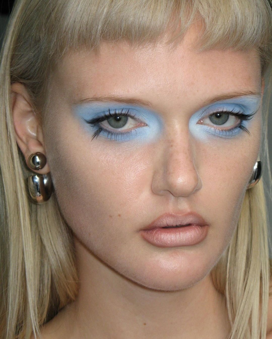 Консилер на губах: тренд на бежевые помады — носим как Лили-Роуз Депп и Габриетт (фото 25)