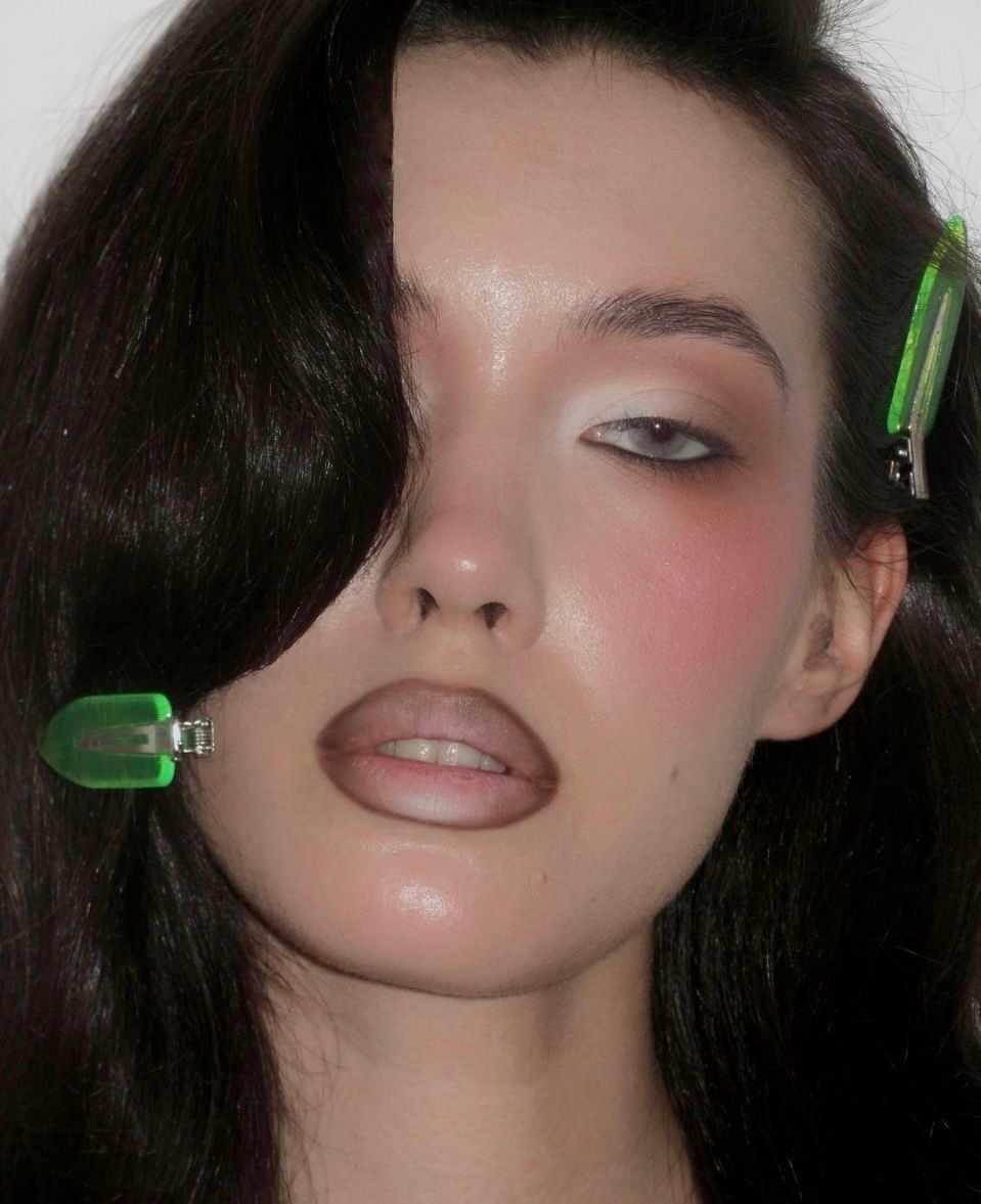 Консилер на губах: тренд на бежевые помады — носим как Лили-Роуз Депп и Габриетт (фото 23)