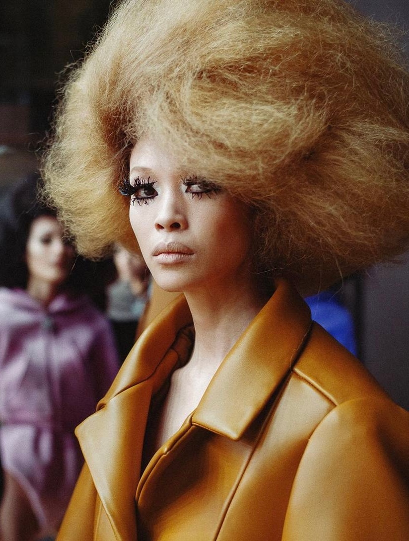 Консилер на губах: тренд на бежевые помады — носим как Лили-Роуз Депп и Габриетт (фото 17)