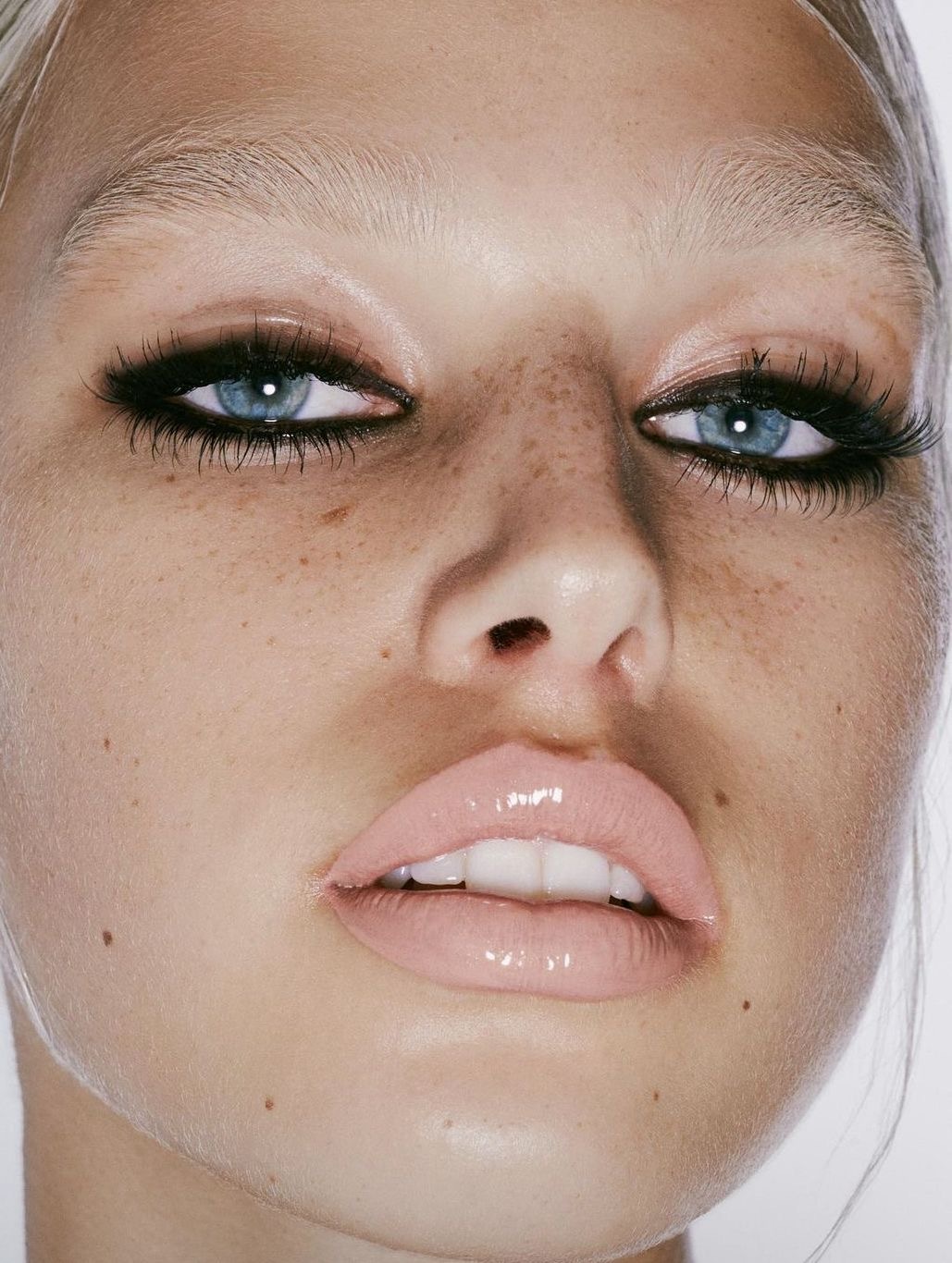 Консилер на губах: тренд на бежевые помады — носим как Лили-Роуз Депп и Габриетт (фото 8)