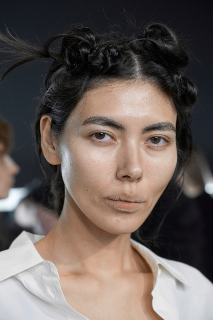 Флокирование на губах и волосковое наращивание бровей: как повторить бьюти-образы с показа Ruban (фото 15)