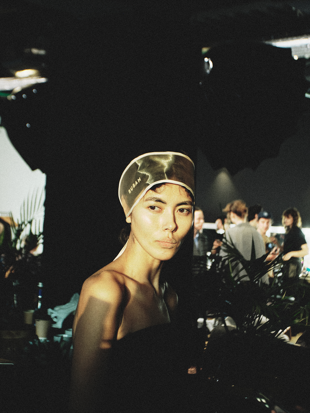 Флокирование на губах и волосковое наращивание бровей: как повторить бьюти-образы с показа Ruban (фото 3)