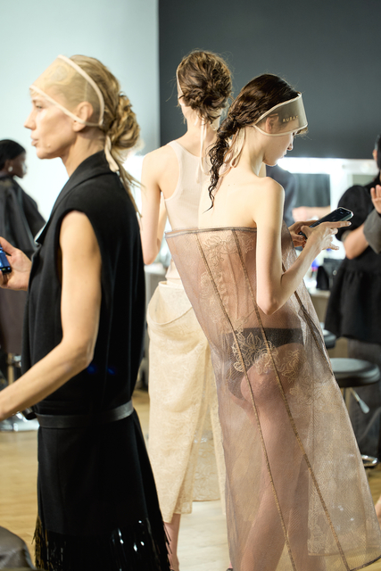 Флокирование на губах и волосковое наращивание бровей: как повторить бьюти-образы с показа Ruban (фото 33)