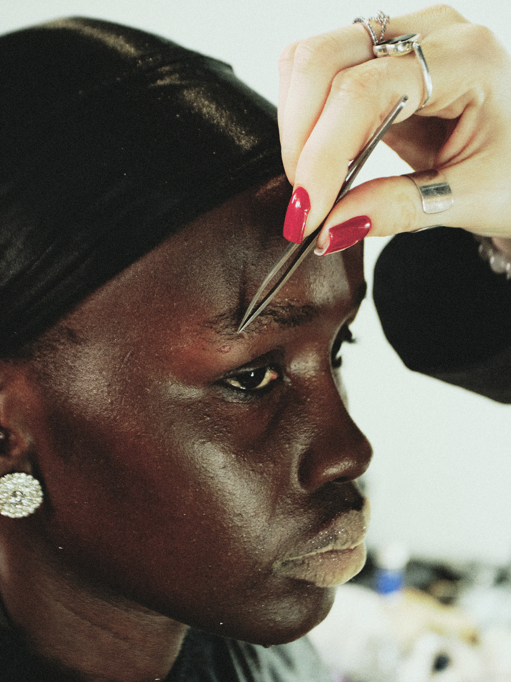 Флокирование на губах и волосковое наращивание бровей: как повторить бьюти-образы с показа Ruban (фото 11)