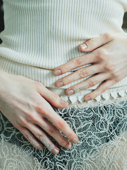 Флокирование на губах и волосковое наращивание бровей: как повторить бьюти-образы с показа Ruban (фото 39)