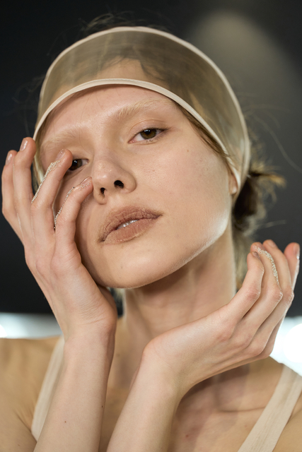 Флокирование на губах и волосковое наращивание бровей: как повторить бьюти-образы с показа Ruban (фото 24)