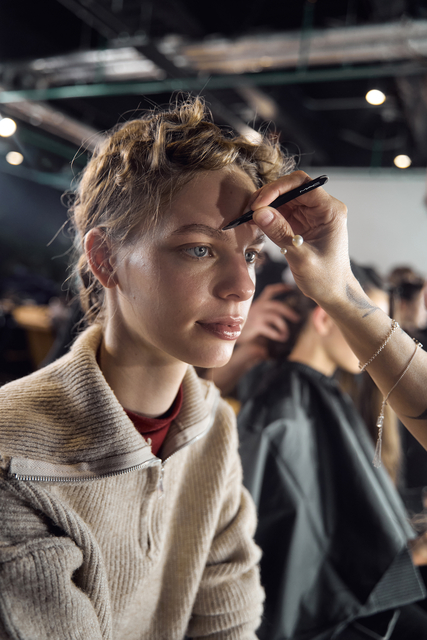 Флокирование на губах и волосковое наращивание бровей: как повторить бьюти-образы с показа Ruban (фото 7)