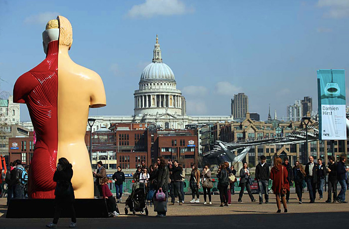 Дэмиен Хёрст в Tate Modern (фото 6)