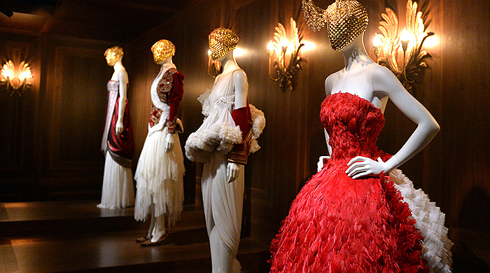 Первый взгляд: выставка Alexander McQueen: Savage Beauty в Музее V&A