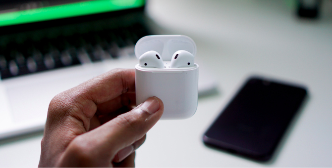 Владельцы AirPods смогут переключать треки щелчком языка или покачиванием головы