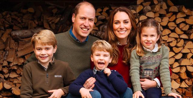 Принц Уильям и Кейт Миддлтон поделились семейной рождественской открыткой