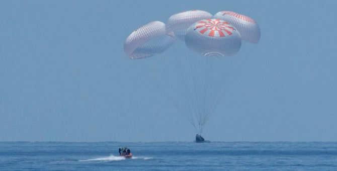 Корабль Crew Dragon вернулся на Землю после полета к МКС