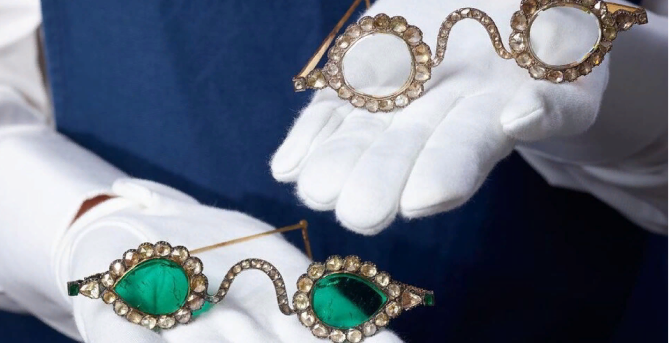 На аукционе Sotheby's выставили очки с линзами из алмазов и изумрудов