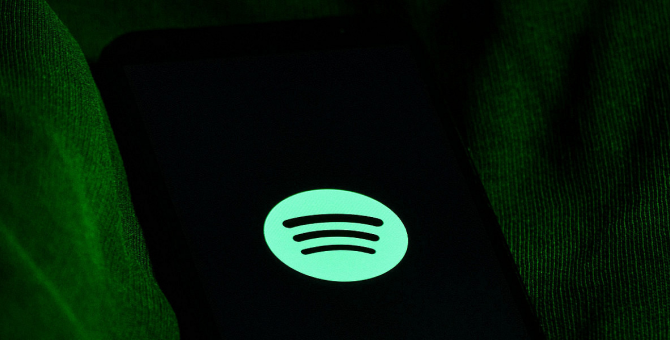 Spotify начнет помечать подкасты с обсуждением коронавируса