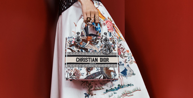 Dior показал процесс создания сумки Book Tote