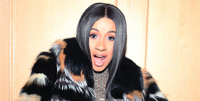 Cardi B взяла интервью у политика Берни Сандерса