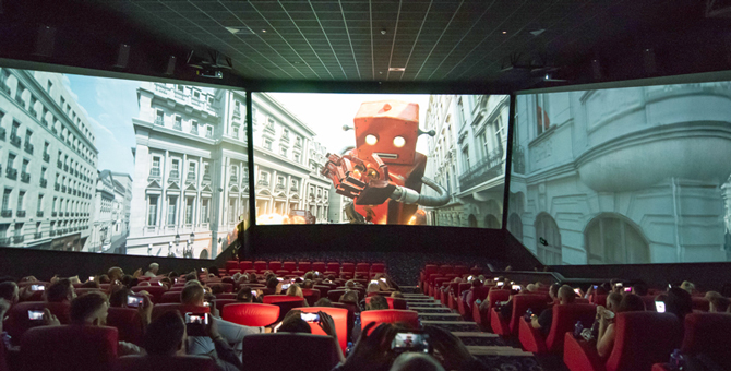 В России появится первый кинотеатр с технологией панорамного обзора