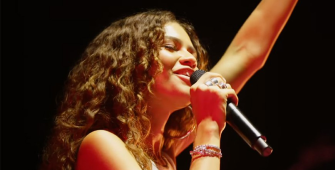 Зендая выступила на Coachella — актриса исполнила песни из «Эйфории»