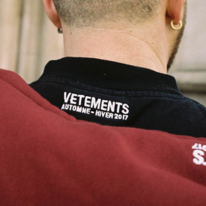 Vetements оформил витрину грудой старых вещей